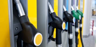 البرلمان الإيراني يرفض مقترح الحكومة برفع أسعار الوقود