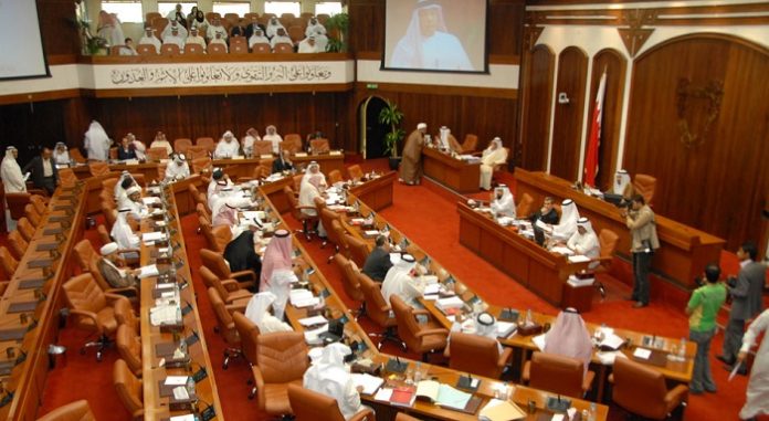 البرلمان البحريني يناقش عرض عن خطط الطاقة المتجددة بالمملكة