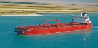 ناقلة بترول تعبر قناة السويس