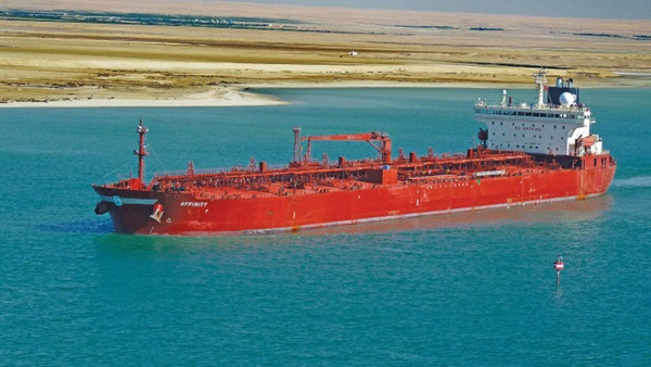 ناقلة بترول تعبر قناة السويس