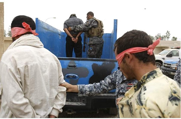 العراق.. ضبط أكبر عصابة لتهريب النفط الأبيض ومشتقاته بالبصرة العراق.. ضبط أكبر عصابة لتهريب النفط الأبيض ومشتقاته بالبصرة