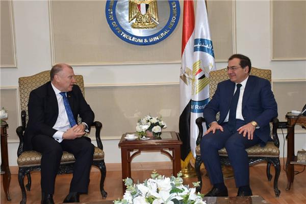 السفير الاسترالى بالقاهر خلال لقاءه بوزير البترول المصرى