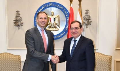 طارق الملا وزير البترول المصرى مع فرانسيس فانون مساعد وزير الخارجية الامريكى