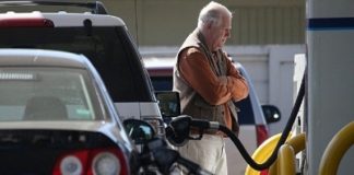 تراجع أسعار البنزين في محطات الوقود بأمريكا