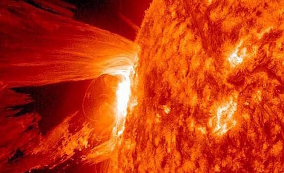 102-160610-radioactive-particles-huge-solar-storm-greenland_700x400
