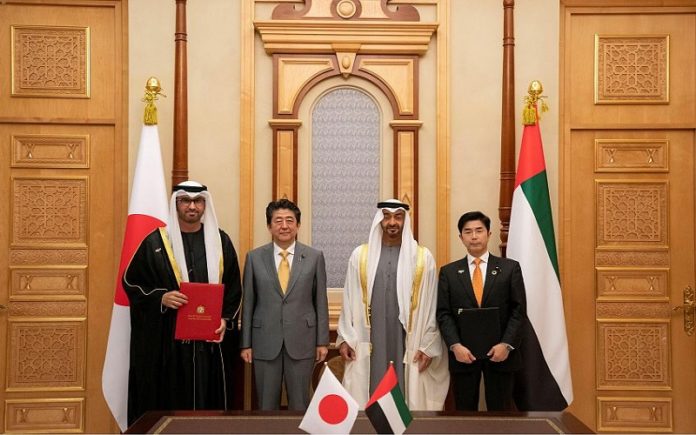 الشيخ-محمد-بن-زايد-ورئيس-الوزراء-الياباني-عقب-توقيع-الاتفاقية