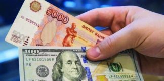 الروبل الروسي ينهار امام الدولار.. هبط بنحو 30%